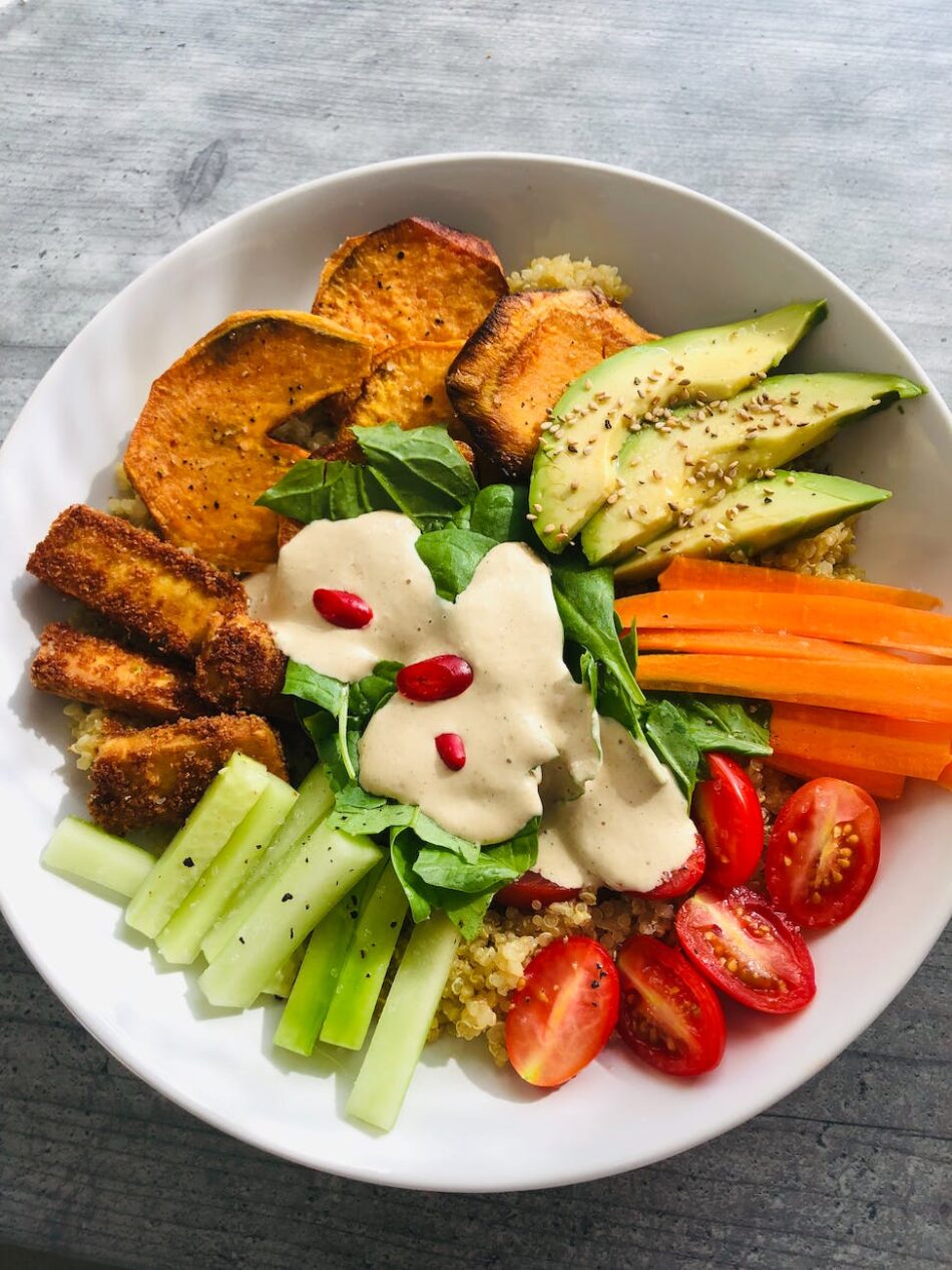 easy vegan salad recipe with avocado, tomatoes and more
